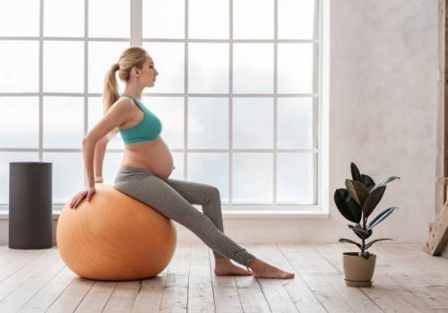 Jak prawidłowo wykonywać ćwiczenia w ciąży na piłce?