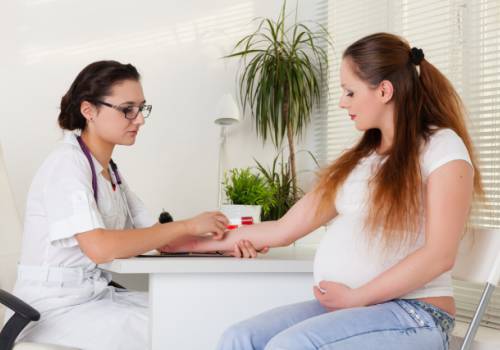 Ketony w moczu w ciąży – przyczyny i skutki 