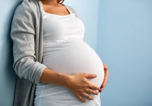 O czym świadczy twardy brzuch w ciąży?