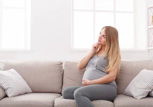 Rozstępy w ciąży – dlaczego i kiedy się pojawiają, jak im przeciwdziałać i jak je leczyć?