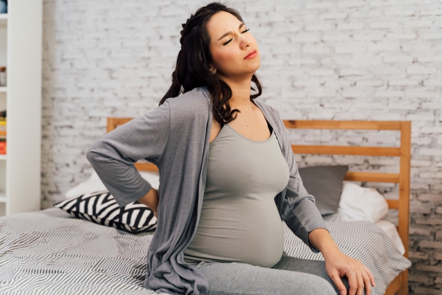 Jak złagodzić ból kości ogonowej w ciąży? Domowe sposoby