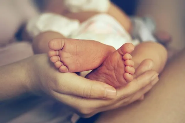 Na czym polega wywoływanie porodu? Jak wygląda ta procedura w Anglii?